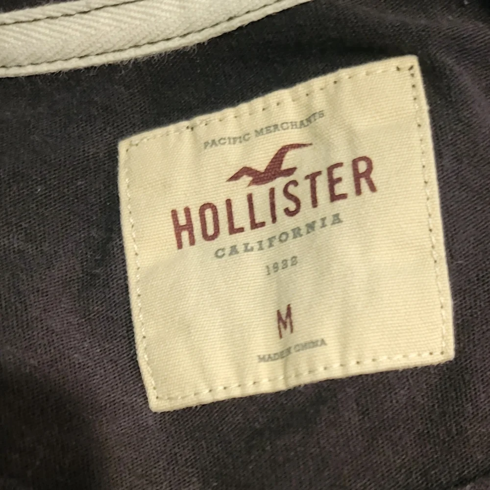 Hollister size medium. Black with hot pink bird - Picture 3 of 3